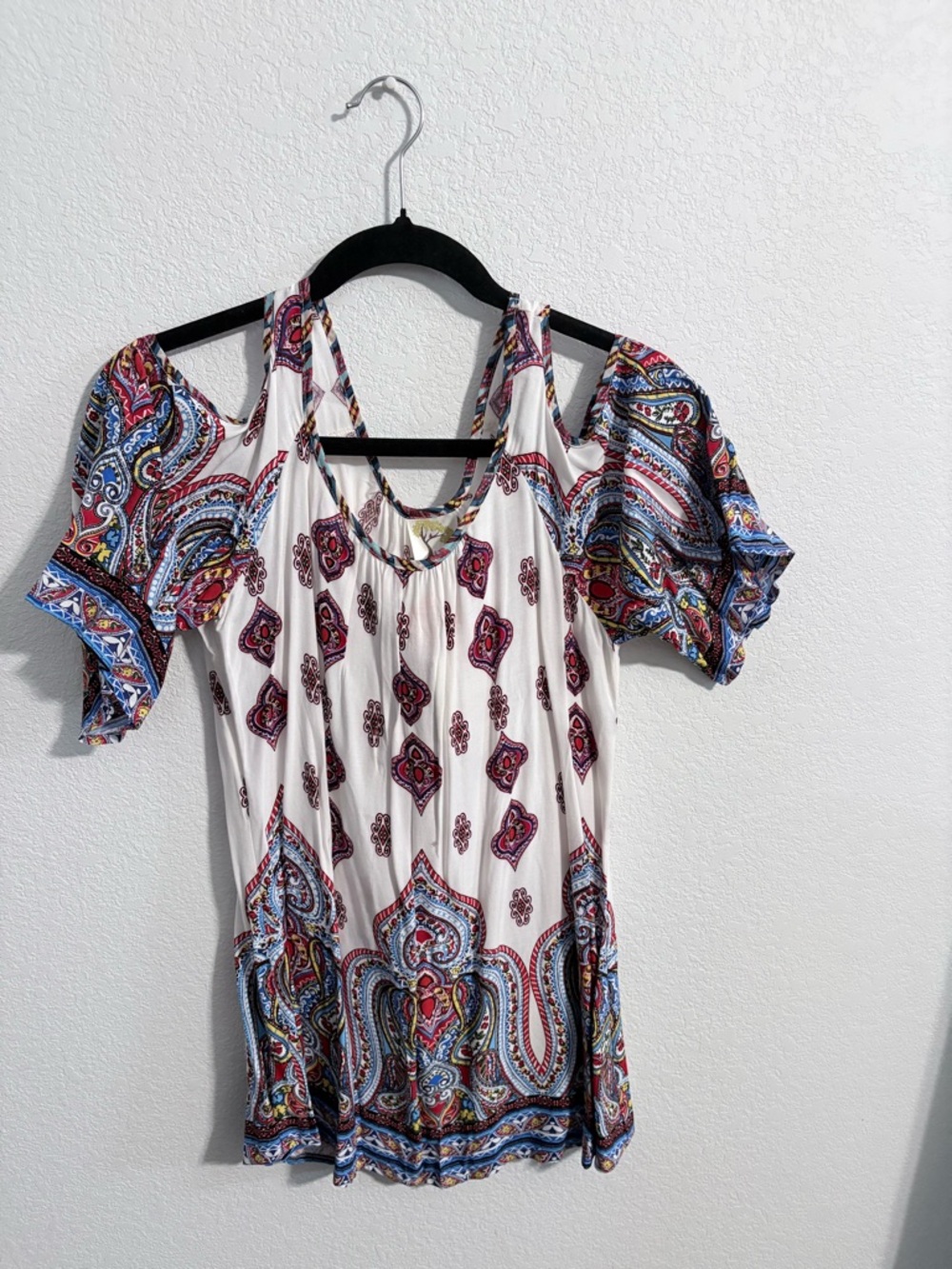 fig and flower White Paisley Cold-Shoulder Blouse with Multicolor Print